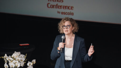 Prelegentka Izabela Frankę podczas swojego wystąpienia na Mobile Trends Conference 2025