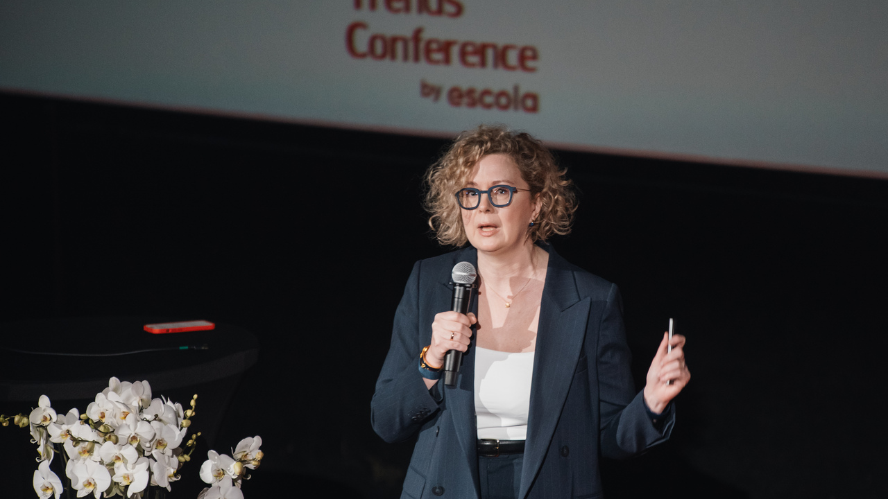 Prelegentka Izabela Frankę podczas swojego wystąpienia na Mobile Trends Conference 2025