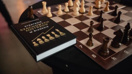 Strategie szachowych mistrzów w biznesie: czego przedsiębiorcy mogą nauczyć się z królewskiej gry?