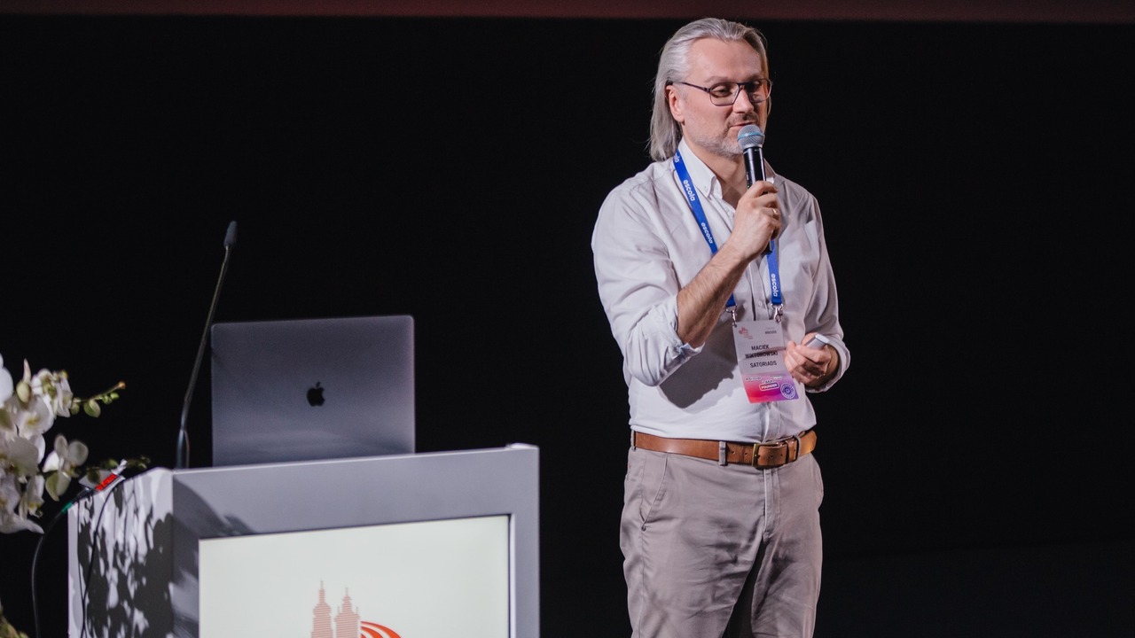Prelegent Maciej Wiktorowski podczas swojego wystąpienia na Mobile Trends Conferece 2025
