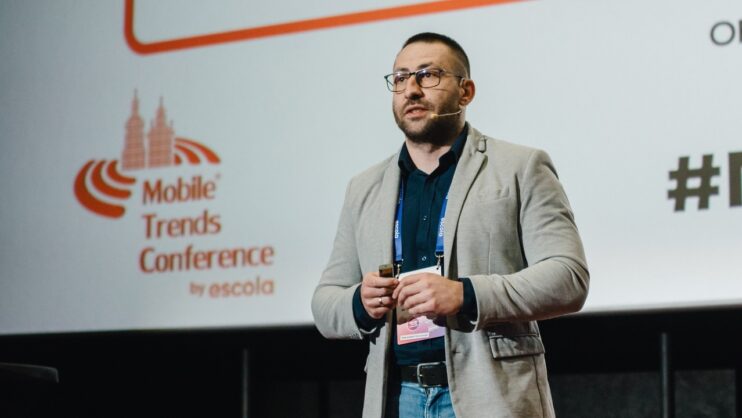 prelegent Arek Cierniewski podczas swojego wystąpienia na Mobile Trends Conference 2025