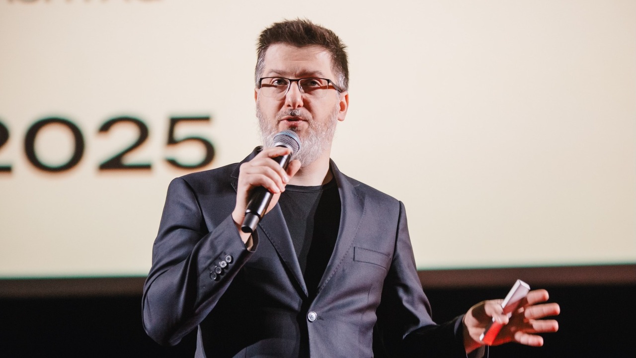 prelegent Krzysztof Marzec podczas swojego wystąpienia na Mobile Trends Conference 2025