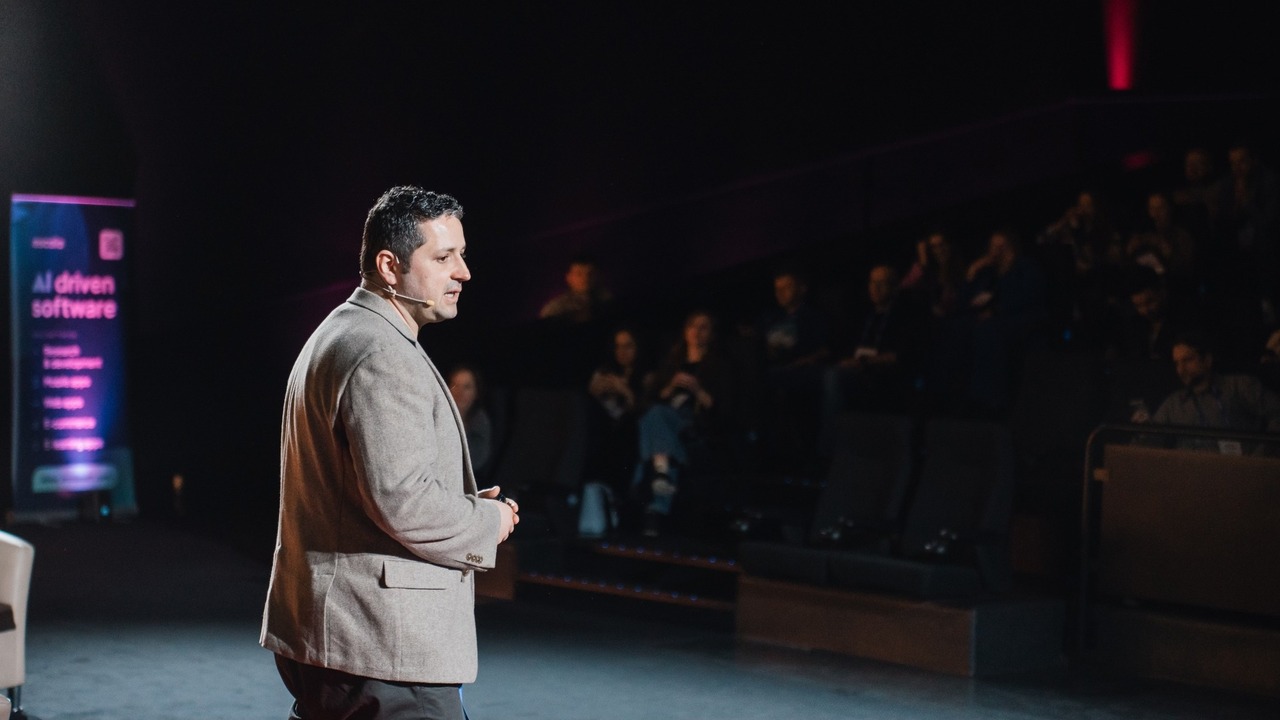 prelegent Michał Furmankiewicz podczas swojego wystąpienia na Mobile Trends Conference 2025