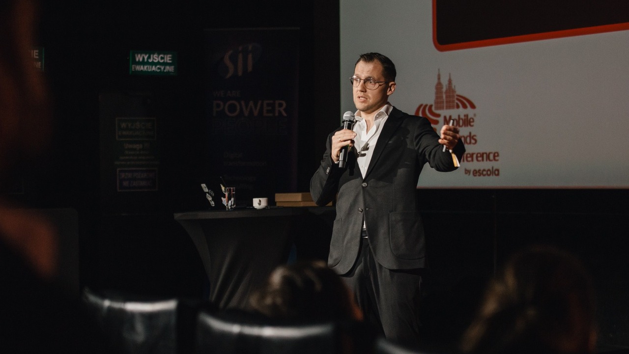 Prelegent Bartosz Bilicki podczas swojego wystąpienia na Mobile Trends Conference 2025