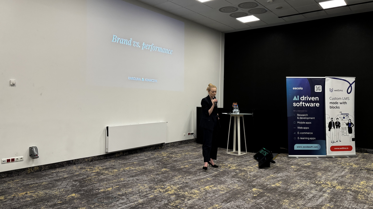 prelegentka Karolina M. Krawczyk podczas swojego wystąpienia na Mobile Trends for Experts