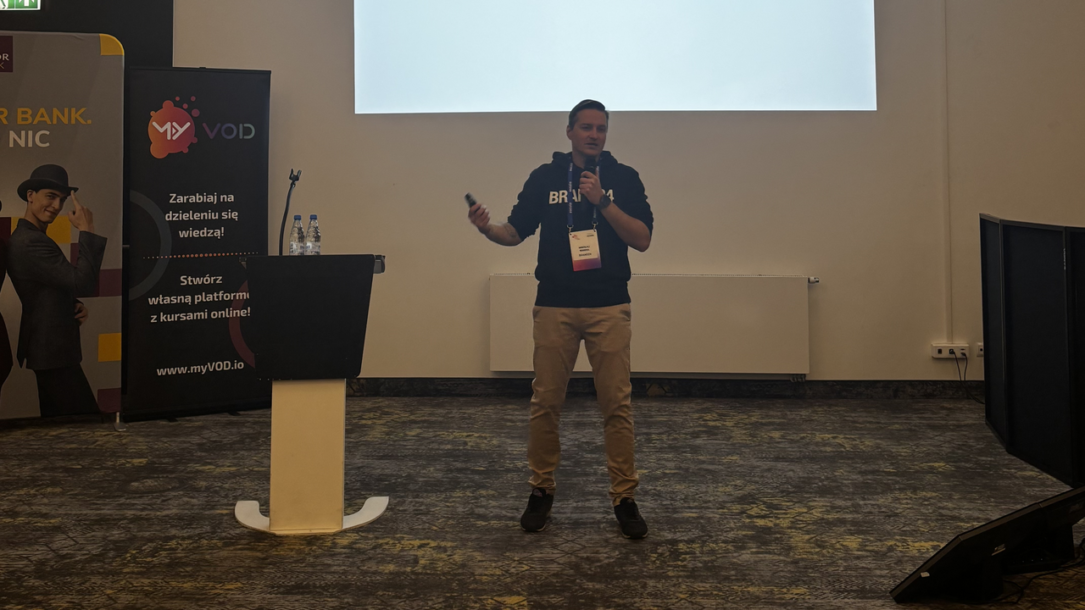 Prelegent Mikołaj Winkiel podczas swojego wystąpienia na Mobile Trends for Experts 2025