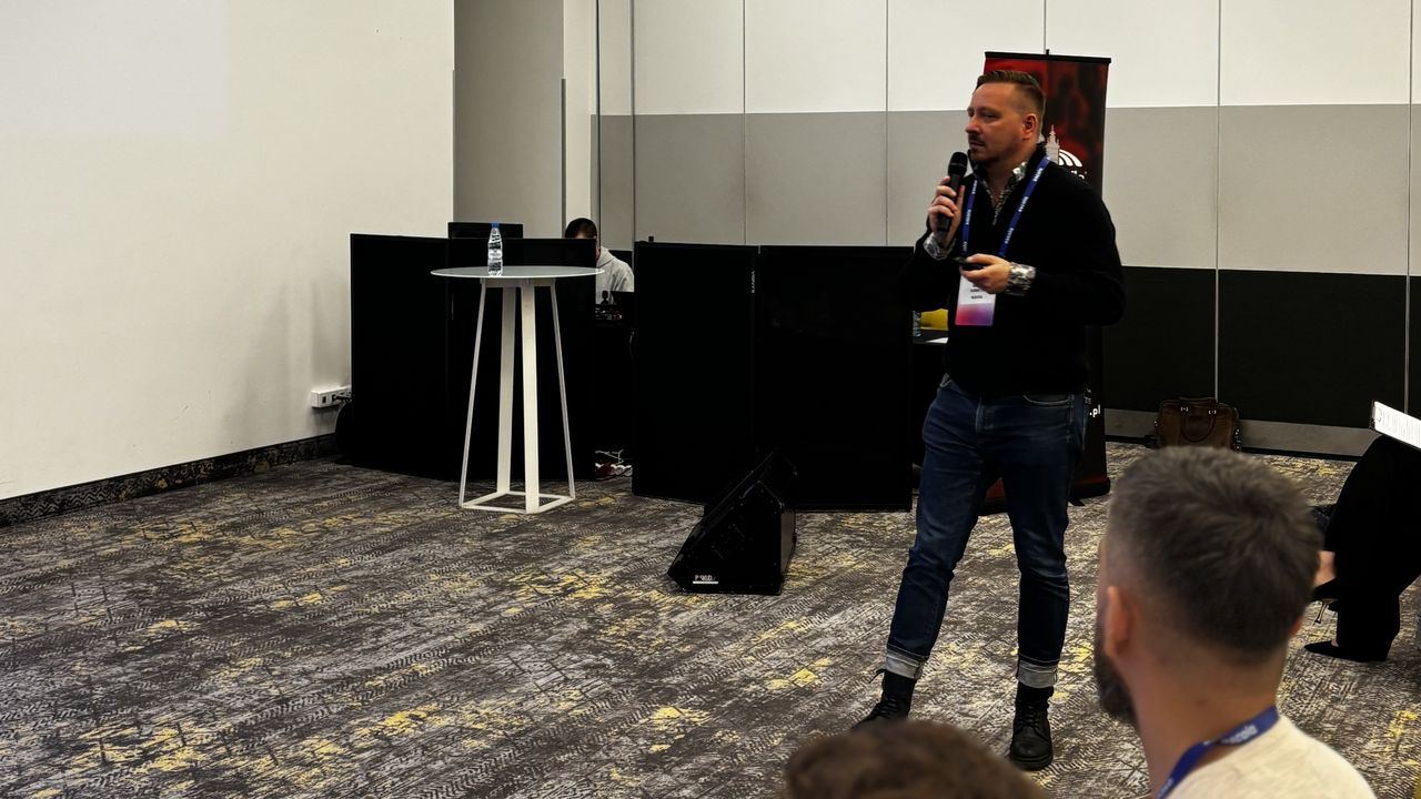 Prelegent Matt Subieta podczas swojego wystąpienia na Mobile Trends for Experts