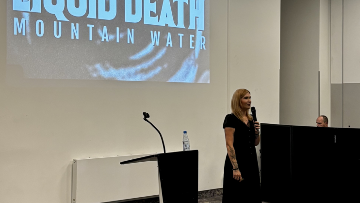 prelegentka Anna Ledwoń-Blacha podczas swojego wystąpienia na Mobile Trends for Experst 2025