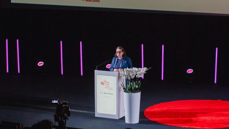 Prelegentka Doda Szymborska podczas swojego wystąpienia na Mobile Trends Conference 2025
