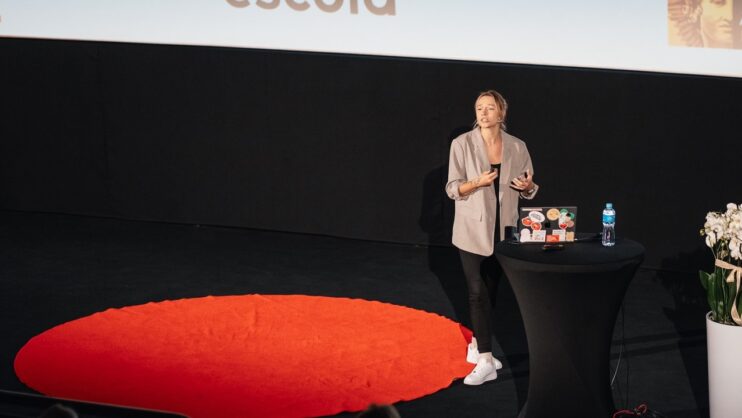 Prelegentka Kama Kotowska podczas swojego wystąpienia na Mobile Trends Conference 2026