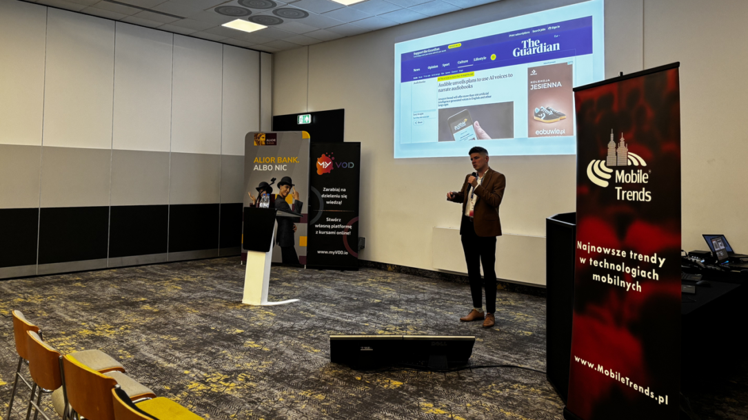 Prelegent Mateusz Bober podczas swojego wystąpienia na Mobile Trends for Experts
