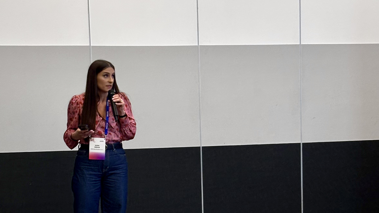 prelegentka Gosia Siedlik podczas swojego wystąpienia na Mobile Trends for Experts 2025
