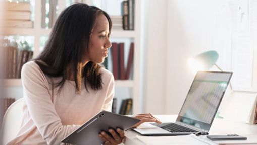 kobieta przed komputerem z tabletem