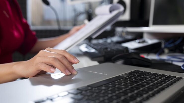 kobieta z laptopem i zeszytem