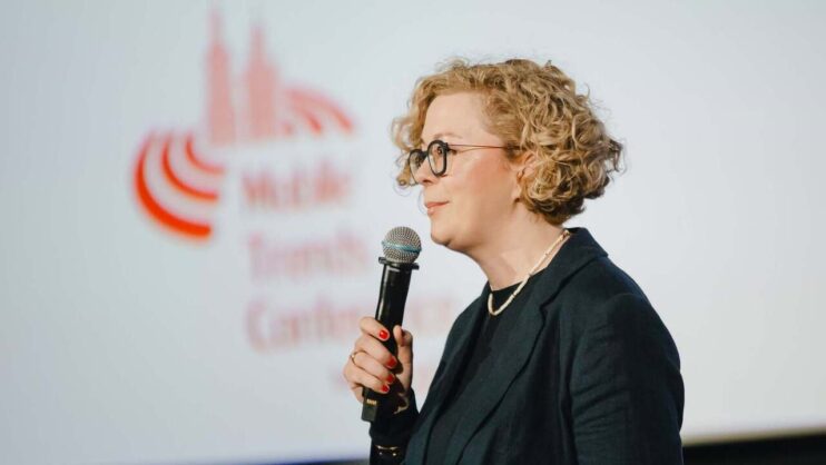 Prelegentka Izabela Franke podczas swojego wystąpienia na Mobile Trends Conference 2026