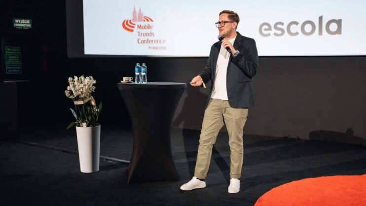 Prelegent Michał Kulesza podczas swojego wystąpienia na Mobile Trends Conference 2026