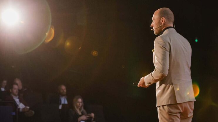 Prelegent Michał Leksiński podczas swojego wystąpienia na Mobile Trends Conference 2026