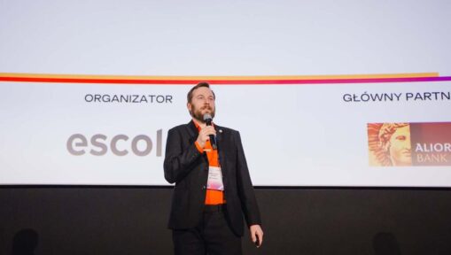 prelegent Krzysztof Ścira podczas swojego wystąpienia na Mobile Trends Conference 2026