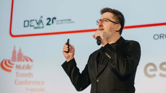 prelegent Krzysztof Marzec podczas swojego wystąpienia na Mobile Trends Conference 2026