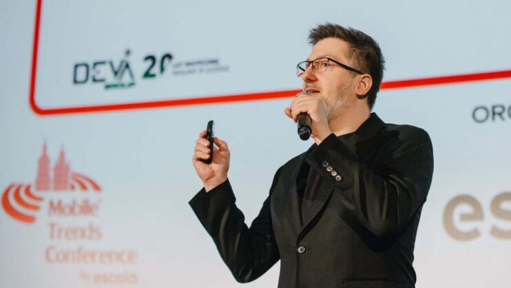 prelegent Krzysztof Marzec podczas swojego wystąpienia na Mobile Trends Conference 2026