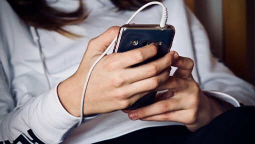 telefon ze słuchawkami