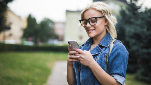 zdjęcie kobieta korzystająca z telefonu