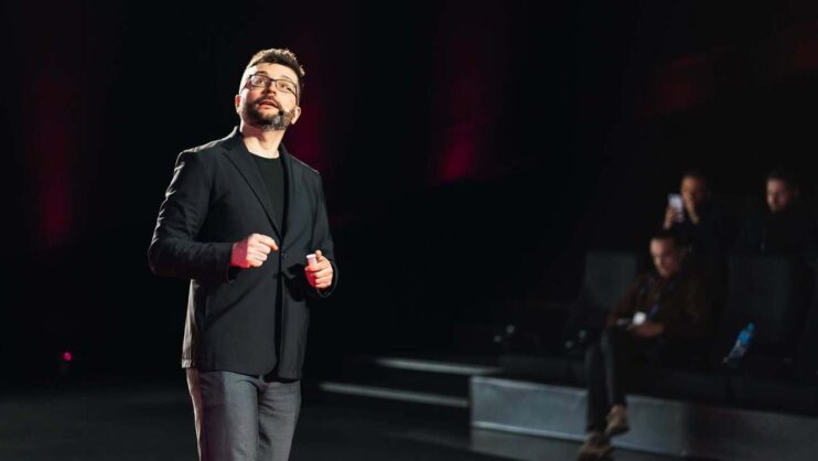 Prelegent Michał Grega podczas swojego wystąpienia na Mobile Trends Conference 2026