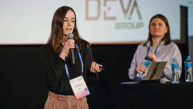 prelegentki Weronika Sobótka-Wierzchowska i Monika Chowaniec podczas swojego wystąpienia na Mobile Trends Conference 2026