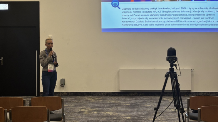 prelegentka Dagmara Modrzejewska podczas swojego wystąpienia na Mobile Trends for Experts 2025