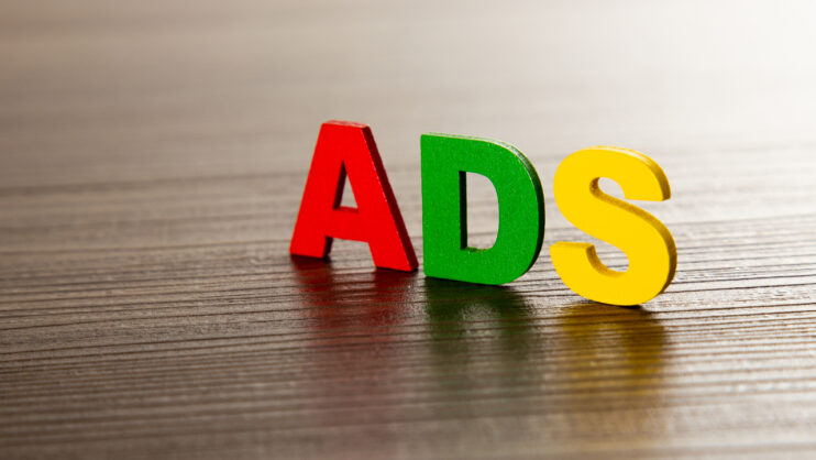 grafika kolorowe literki ADS na drewnianym tle