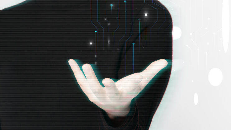 Osoba trzymająca wyciągniętą dłoń z nałożoną grafiką symbolizującą sztuczną inteligencję i transformację cyfrową.