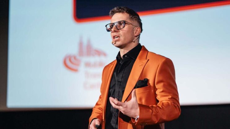 prelegent Filip Werstler podczas swojej prelekcji na Mobile Trends Conference 2026