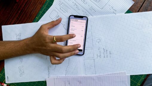 smartfon na biurku