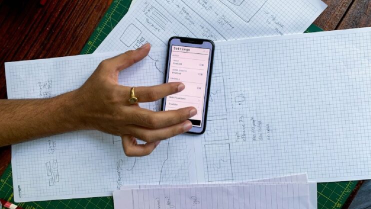 smartfon na biurku