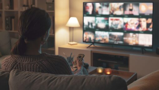 kobieta oglądająca telewizję