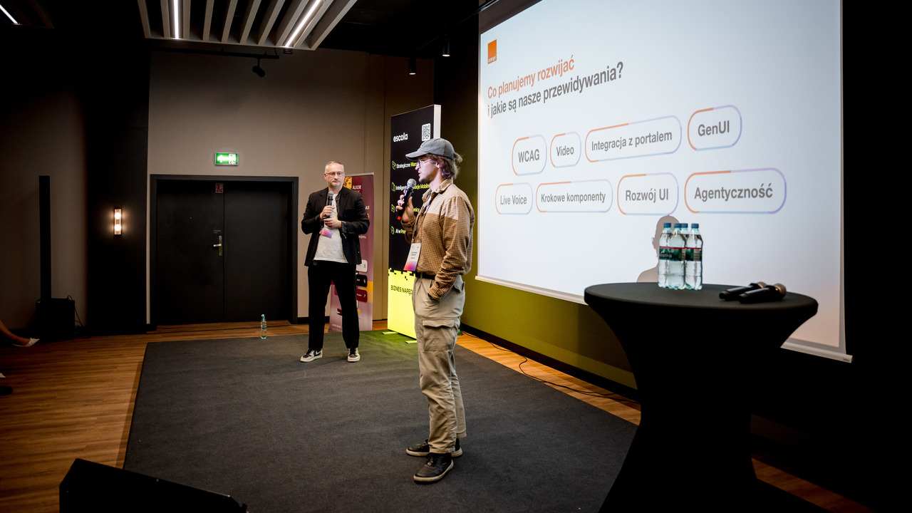 prelegenci Konrad Kloch i Aleksander Dębowski podczas swojego wystąpienia na Mobile Trends for Experts 2026