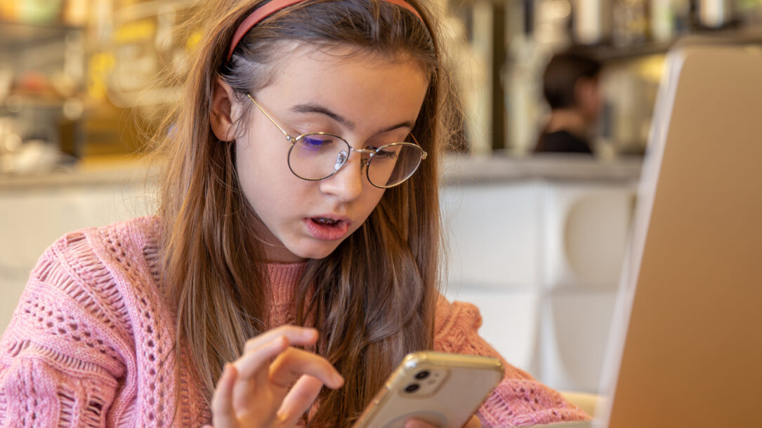 zdjęcie dziewczyna korzystająca z telefonu i laptopa