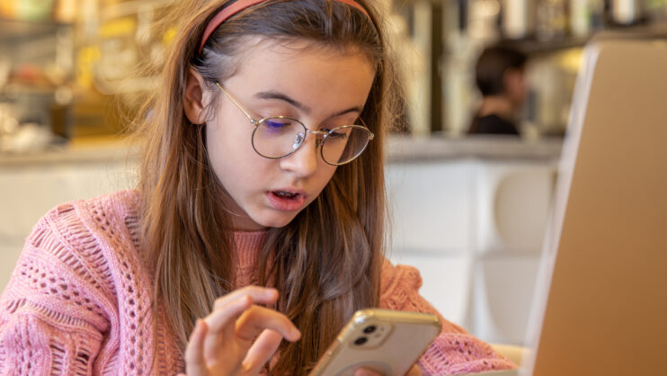 zdjęcie dziewczyna korzystająca z telefonu i laptopa
